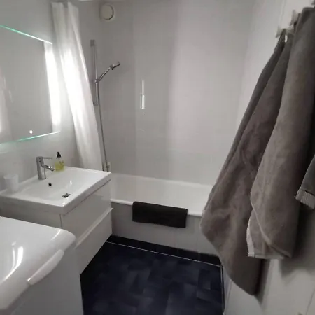 Studio Parisien Agreable Et Confortable *